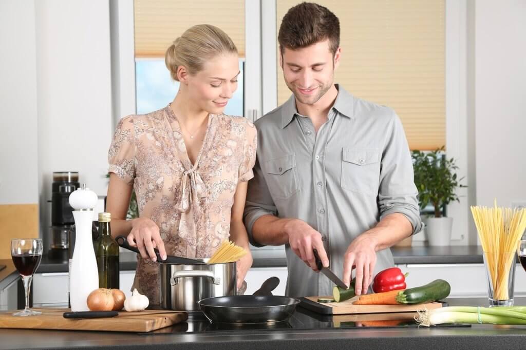料理をしている男性と女性